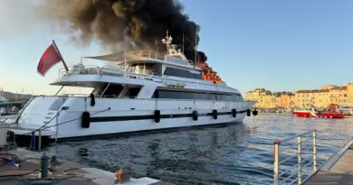 Le superyacht de luxe «Sea Lady II», amarré à Saint-Tropez, prend feu