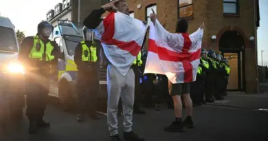 Les actions anti-immigration à Epping font craindre à la presse britannique une “poudrière”