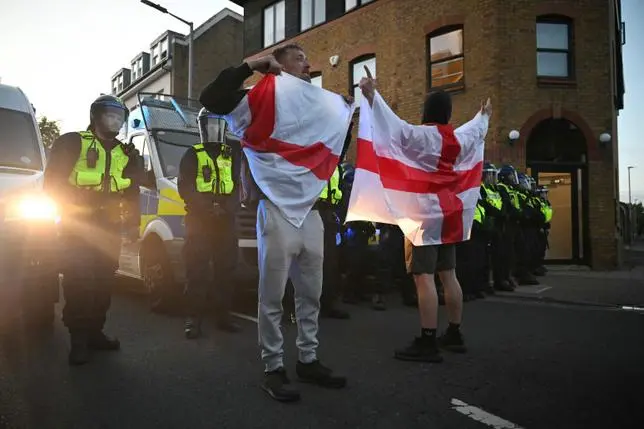 Les actions anti-immigration à Epping font craindre à la presse britannique une “poudrière”
