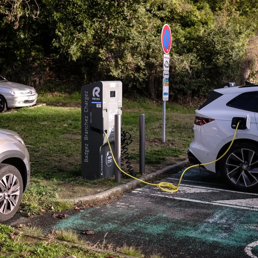 Les ventes de voitures neuves dégringolent en juin en Europe, celles des électriques progressent partout… sauf en France
