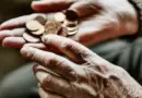 Les vieux sont-ils riches ? Qui paiera la facture ?
