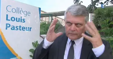L’expérience de physique-chimie tourne mal: les cheveux d’un collégien s’embrasent