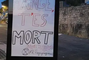 « Mange t’es mort », « nourrir pas détruire », le collectif Extinction Rebellion s’affiche à Millau contre la loi Duplomb
