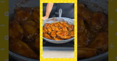 Ne faites pas frire le poulet, mettez-le dans du jus d’ananas bouillant et le résultat est incroyabl