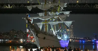 New-York: le voilier entré en collision contre le pont de Brooklyn reculait en accélérant