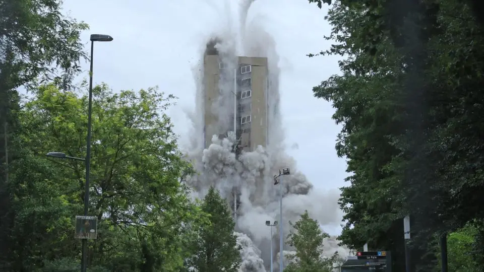 Nord : l’impressionnante destruction d’une immense tour d’habitation de 28 étages (vidéo)