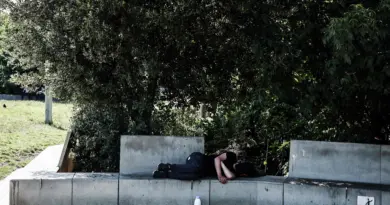 «On serait sortis, on aurait pris vraiment cher» : à Paris, les personnes sans abri ultra-vulnérables face à la canicule