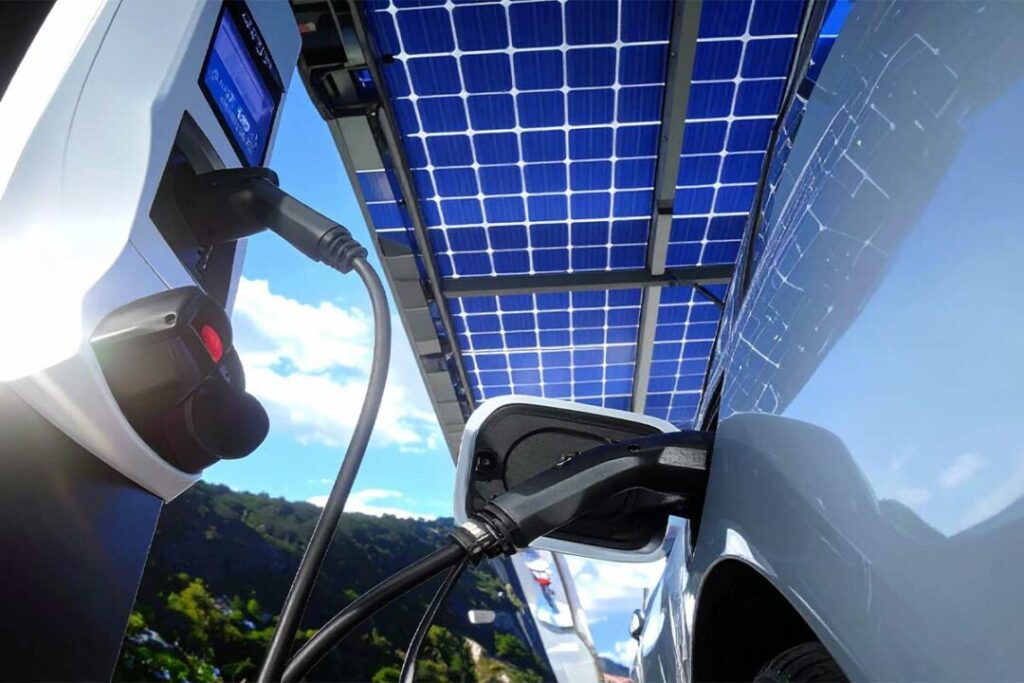 Peut-on recharger une voiture électrique à 100 % uniquement avec un carport solaire ?