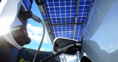 Peut-on recharger une voiture électrique à 100 % uniquement avec un carport solaire ?