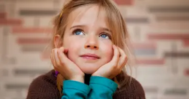 Quelles émotions ressentons-nous à plonger dans nos souvenirs d’enfance ?
