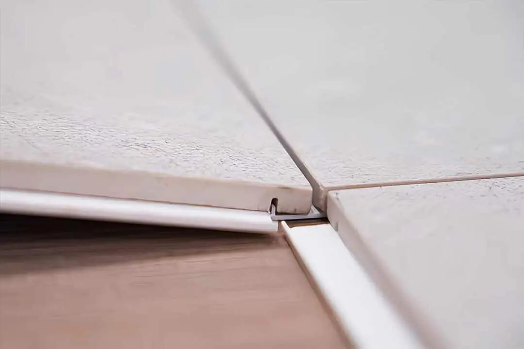 Quick Cerámica, un carrelage en céramique isolant qui se clipse comme un jeu d’enfant