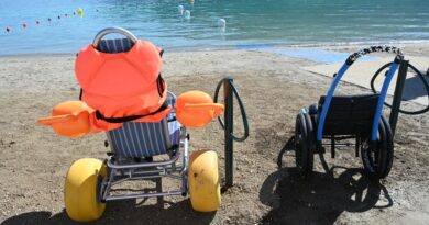 Rampe, guidage sonore : « Une ville se doit d’en être équipée », à quoi ressemble la première plage inclusive du lac d’Annecy