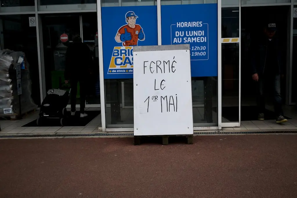 Suppression de deux jours fériés : les Français travaillent-ils 100 heures de moins que les Allemands, comme l’affirme le gouvernement ?