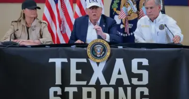Sur le site des inondations au Texas, Trump défend la réponse des autorités