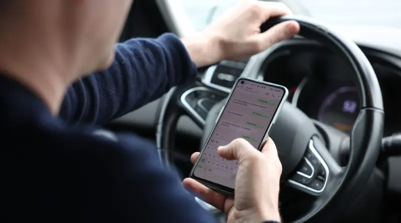 Téléphone au volant : une étude pointe la responsabilité des notifications dans les accidents