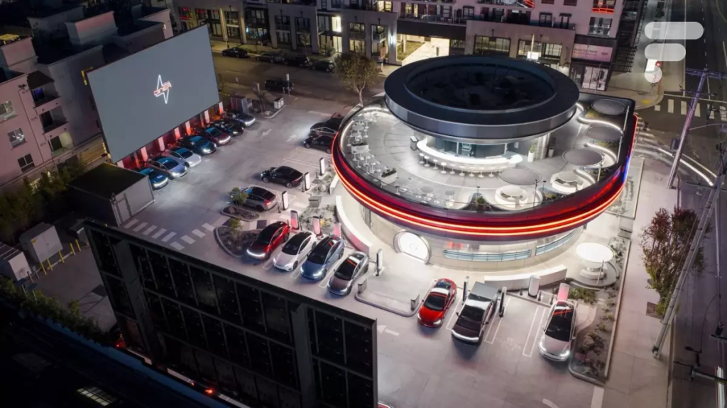 Tesla ouvre son drive-in rétro-futuriste : voici les photos du restaurant