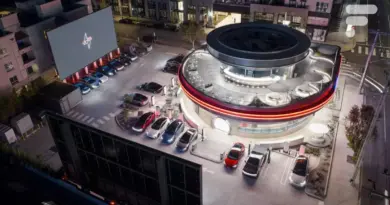 Tesla ouvre son drive-in rétro-futuriste : voici les photos du restaurant