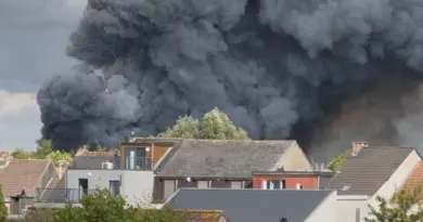 Tomorrowland : les images impressionnantes de l’incendie de la scène principale du festival de musique