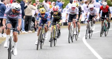 Tour de France 2025 : des spectateurs debout sur les tombes d’un cimetière pour voir le passage des coureurs (photo)