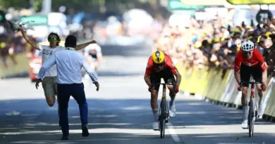 Tour de France 2025 : l’impressionnante image d’un manifestant faisant irruption au moment du sprint de l’arrivée à Toulouse (vidéo)
