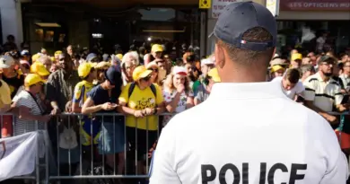 Tour de France 2025 : une femme enceinte bloquée par les routes fermées puis escortée par la police pour accoucher à l’hôpital