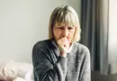 Toux psychogène : quand le stress fait tousser sans raison apparente