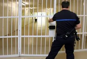 « Tu viendras avec moi, soit en prison, soit dans la mort » : il menace sa femme et détruit sa télévision à la masse