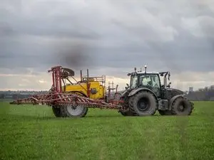 Un agriculteur est victime d’un grave accident de tracteur : son frère fait un arrêt cardiaque en découvrant la scène