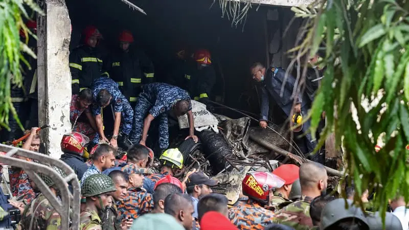 Un avion de l’armée s’écrase sur une école au Bangladesh, au moins 16 morts