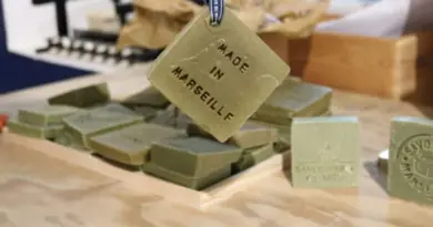 Un marché artisanal de produits fabriqués à Marseille à la Savonnerie du Midi