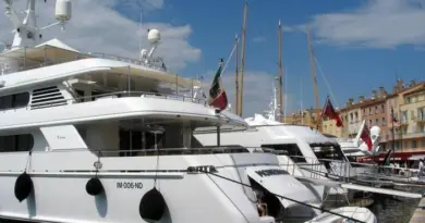 Un superyacht en feu dans le port de Saint-Tropez  (Ouest-France)