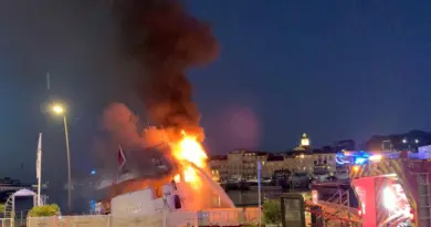 Un superyacht en feu dans le port de Saint-Tropez (vidéos)