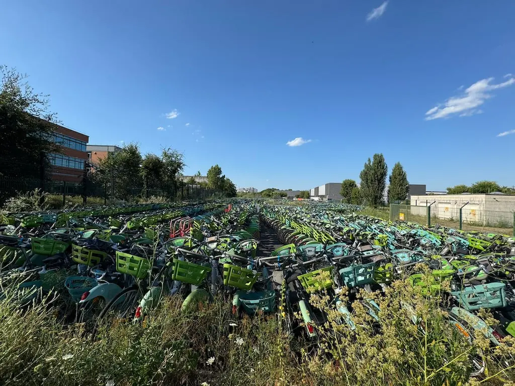 Une photo virale révèle-t-elle l’existence d’un «cimetière» ou d’un «charnier» de Vélib aux portes de Paris ?