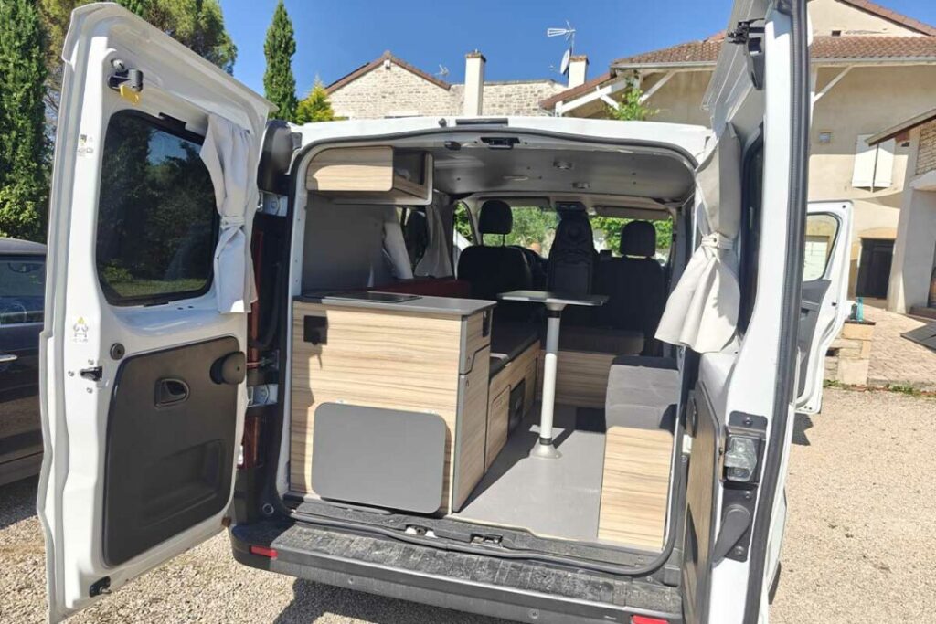 VAN-MANIA : ce kit démontable à partir de 5 000 € transforme votre véhicule en van aménagé