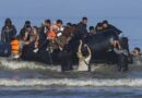 VIDÉO. Des gendarmes filmés en train de lacérer un bateau de migrants dans l’eau, le gouvernement britannique se félicite d’un “durcissement” des pratiques