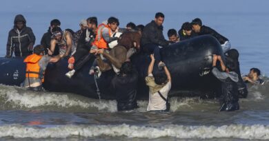 VIDÉO. Des gendarmes filmés en train de lacérer un bateau de migrants dans l’eau, le gouvernement britannique se félicite d’un “durcissement” des pratiques