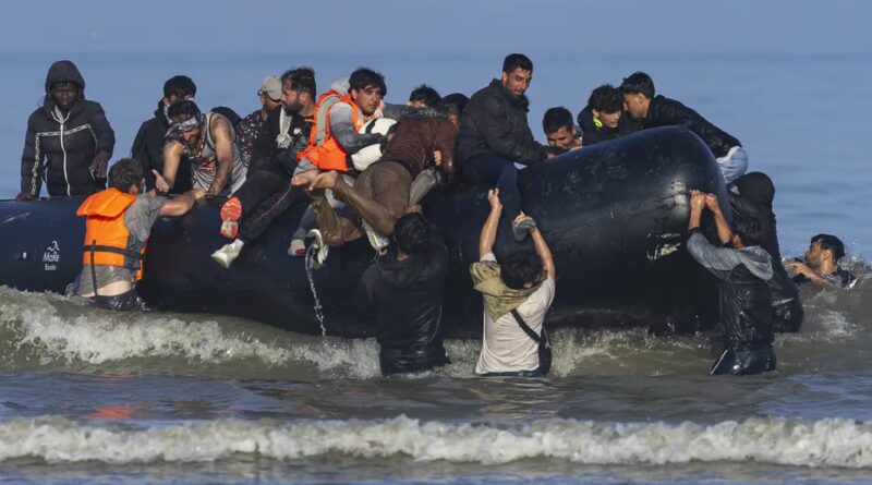 VIDÉO. Des gendarmes filmés en train de lacérer un bateau de migrants dans l’eau, le gouvernement britannique se félicite d’un “durcissement” des pratiques