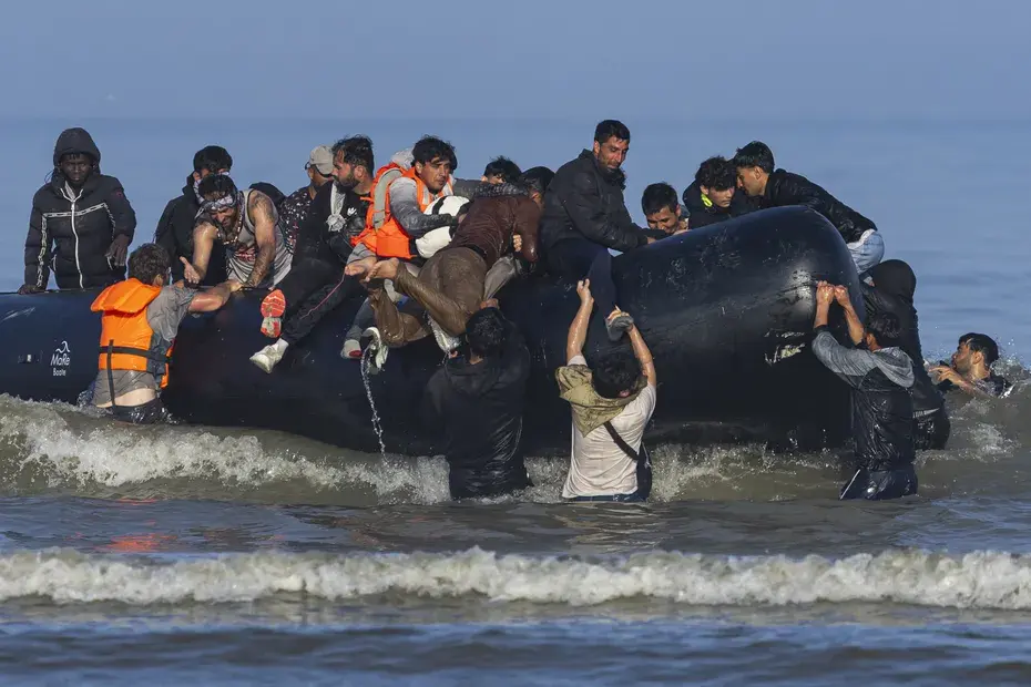 VIDÉO. Des gendarmes filmés en train de lacérer un bateau de migrants dans l’eau, le gouvernement britannique se félicite d’un “durcissement” des pratiques