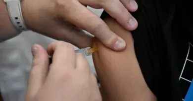 Vaccin et handicap, grains de beauté et cancer… Ces fausses informations sur la santé qui perdurent