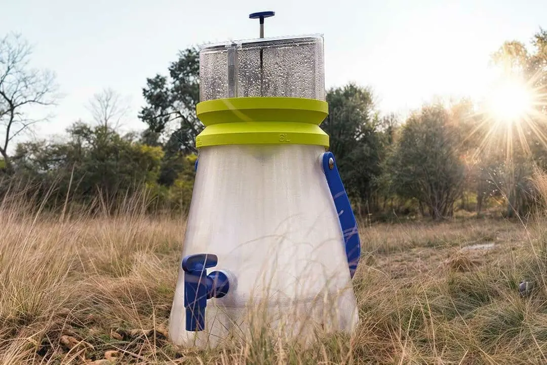 Water from air, l’invention d’une bouteille portable qui génère de l’eau à partir de l’air