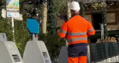 149 réactions · 24 partages | [Les RDV du SYVADEC] 🎤 À quoi ça sert de trier si c’est le même camion qui collecte toutes les bornes en même temps ? 🎬 La réponse avec Marina : « Non, les déchets ne vont pas tous dans le même camion. Il en existe de deux types : 1. des camions bennes à ordures, pour chaque type de déchets; 2. des camions-grues, qui collectent deux types de déchets séparément, sans les mélanger. Donc oui, votre tri est bien respecté ! » 🚛✅ Et vous, quelle autre idée reçue sur le tri avez-vous entendue ? 𝐂𝐨𝐧𝐭𝐚 𝐨𝐠𝐧𝐢 𝐠𝐞𝐬𝐭𝐮 💪 Cumunità d'Agglumerazione di Bastia CAB - Collecte et tri des déchets | Syvadec