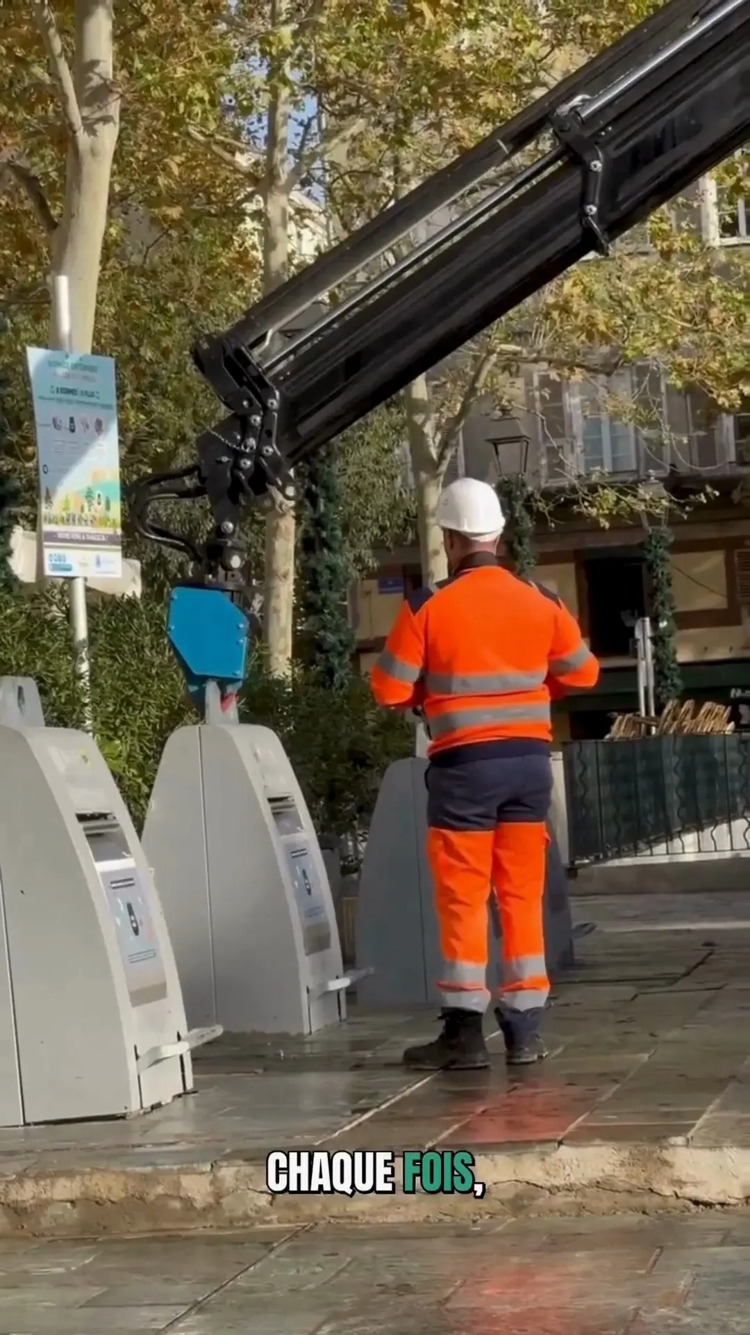 149 réactions · 24 partages | [Les RDV du SYVADEC] 🎤 À quoi ça sert de trier si c’est le même camion qui collecte toutes les bornes en même temps ? 🎬 La réponse avec Marina : « Non, les déchets ne vont pas tous dans le même camion. Il en existe de deux types : 1. des camions bennes à ordures, pour chaque type de déchets; 2. des camions-grues, qui collectent deux types de déchets séparément, sans les mélanger. Donc oui, votre tri est bien respecté ! » 🚛✅ Et vous, quelle autre idée reçue sur le tri avez-vous entendue ? 𝐂𝐨𝐧𝐭𝐚 𝐨𝐠𝐧𝐢 𝐠𝐞𝐬𝐭𝐮 💪 Cumunità d'Agglumerazione di Bastia CAB - Collecte et tri des déchets | Syvadec
