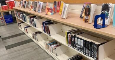 200 livres retirés des écoles d’Edmonton, Smith parle de « vicieuse » adhésion à la règle