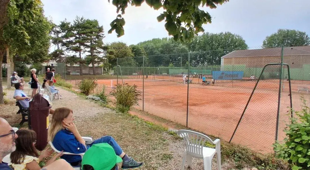 215 joueurs s’affrontent au tournoi de tennis seniors à Luc-sur-Mer
