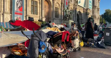 250 familles et femmes isolées exilées devant l’Hôtel de Ville de Paris : « On met l’État face à ses responsabilités » - L'Humanité