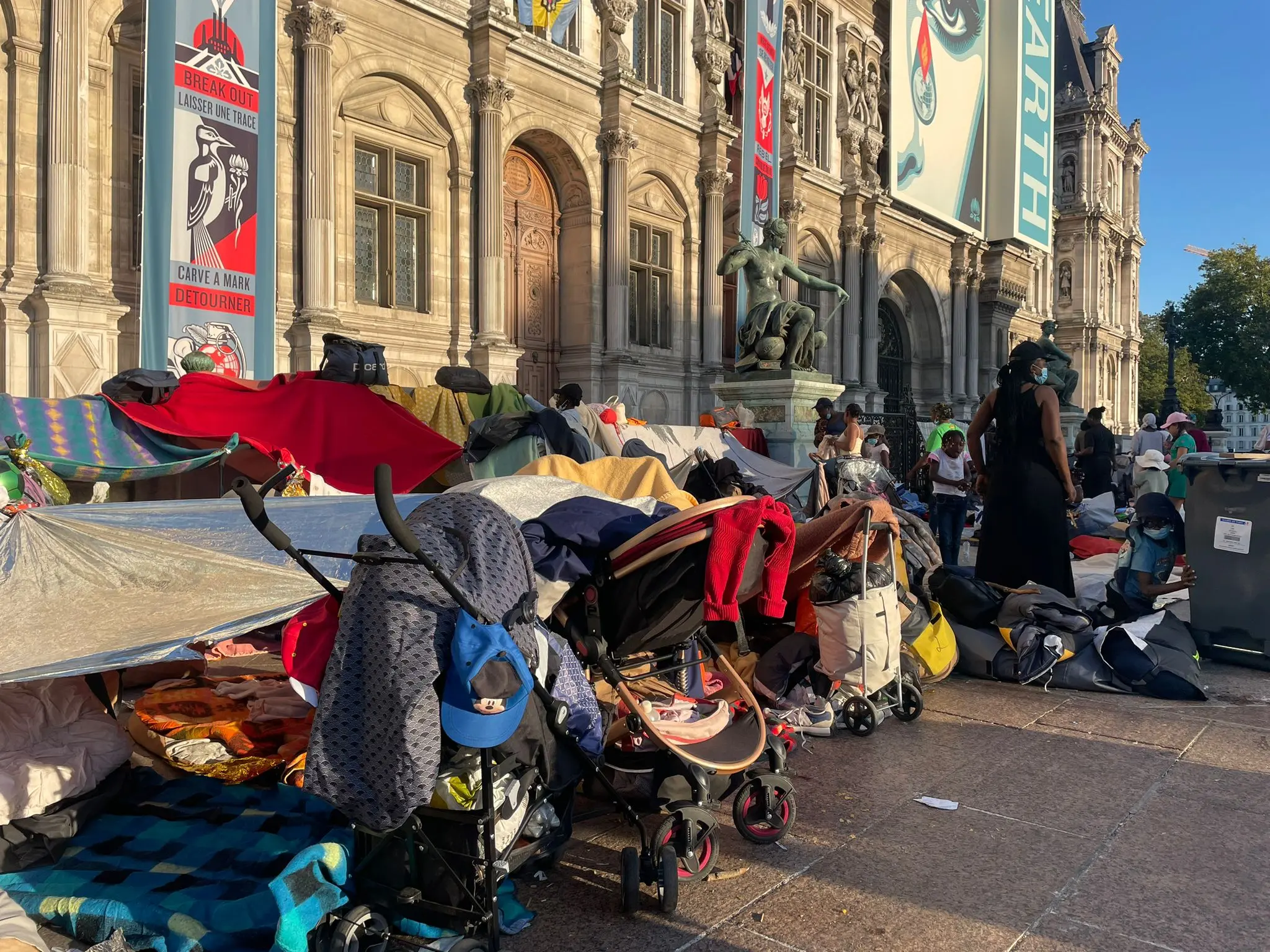 250 familles et femmes isolées exilées devant l’Hôtel de Ville de Paris : « On met l’État face à ses responsabilités » - L'Humanité