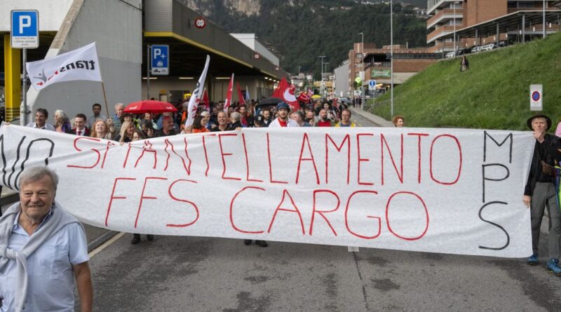 300 personnes défendent les emplois de CFF Cargo à Mendrisio