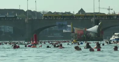 6000 personnes nagent dans le Rhin avec leur sac bouée : le Rheinschwimmen, une tradition suisse, bat un record d'affluence