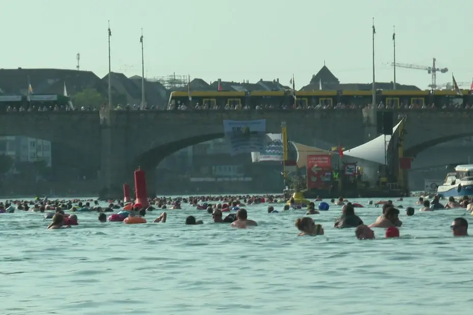 6000 personnes nagent dans le Rhin avec leur sac bouée : le Rheinschwimmen, une tradition suisse, bat un record d'affluence