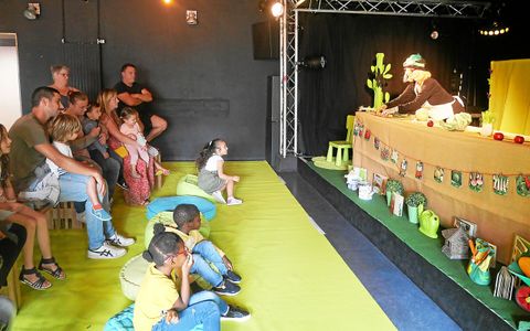 Le festival T’Art Rue a débuté mercredi 27 août. Ici, la comédienne Karine Le May a fait découvrir les légumes aux enfants
